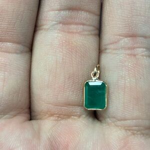 Natural vivid green emerald 1.5ct Pendant in 10kt yellow Gold